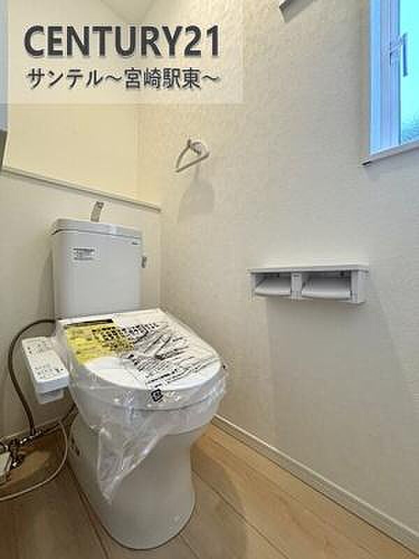 トイレに便利な収納棚付き。トイレットペーパーや掃除道具もすっきり収まり、見た目も清潔！