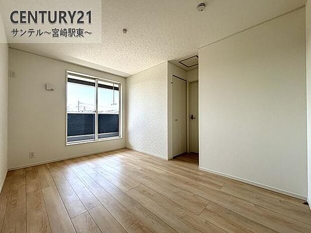 寝室にゆったりクローゼット完備。毎日の服選びもスムーズで快適な空間。