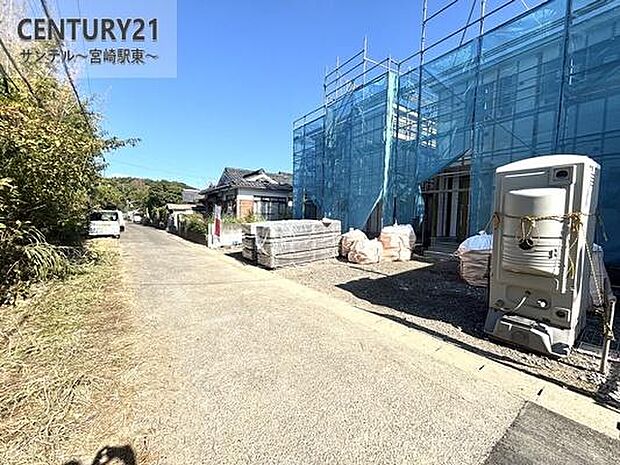 西側前面道路です。