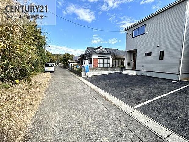 西側前面道路です。