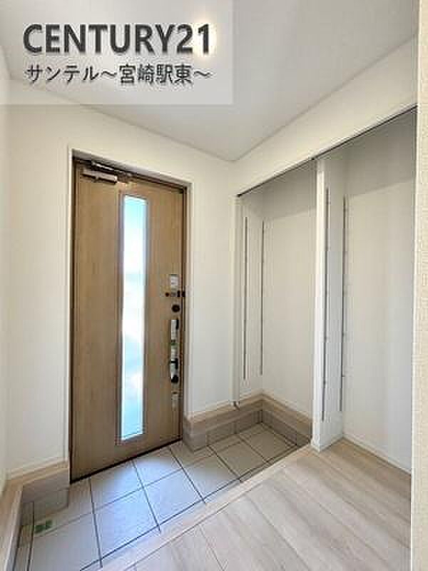 ご新居への出入り口になる明るい玄関には、靴を収納できるシューズボックスが付いております♪いつも清潔感のあるすっきりとした玄関スペースを確保できますよ♪