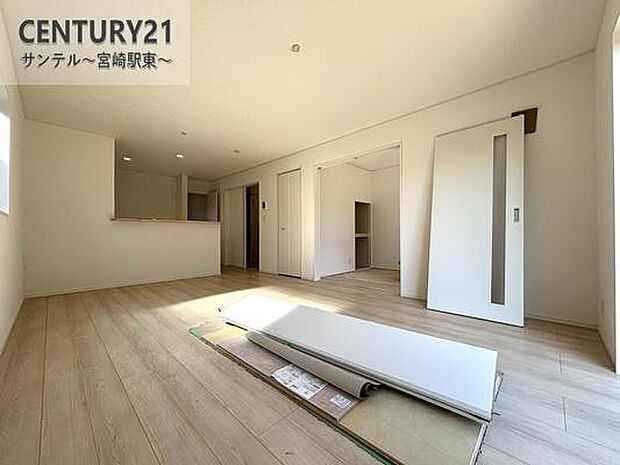 17帖のリビングです♪明るく、落ち着きのあるリビング♪ダイニングスペースも含めてゆとりのあるスペースで、ご家族でお食事や団らんしたり、ゆったりとしたご家族の時間を過ごせます♪