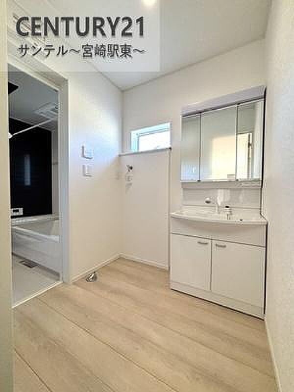 独立洗面台付きで朝の身支度も快適！忙しい時間帯もスムーズに使えます。