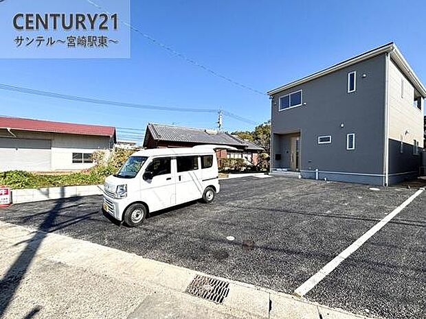 駐車場は3台駐車可能！※車種による。スペースも広く駐車が苦手な方でも楽に駐車可能です♪