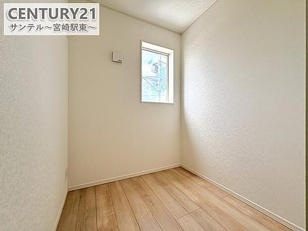 パイプハンガーのないWICで、棚や収納グッズを自在にレイアウト。自分仕様の収納空間を実現!