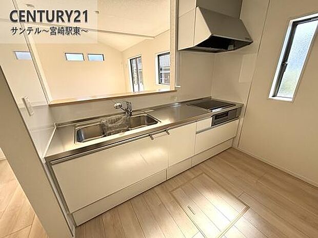 IH3口コンロで同時調理も快適！カウンターキッチンで会話を楽しみながら料理ができる理想の空間。