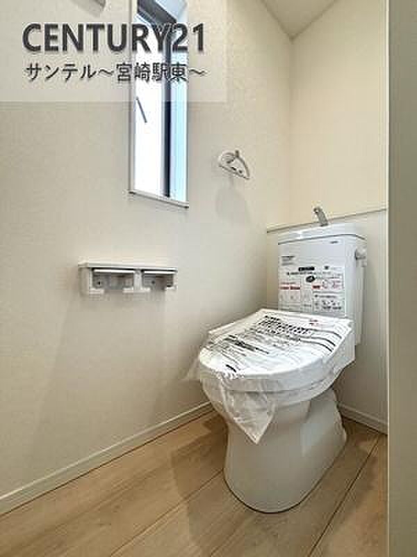 トイレに便利な収納棚付き。トイレットペーパーや掃除道具もすっきり収まり、見た目も清潔！