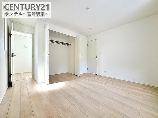 （同仕様写真）洋室※床色、建具の色が異なる場合がございます。便利な収納付き。限られた空間を有効活用でき、お部屋を広くすっきり使えます。