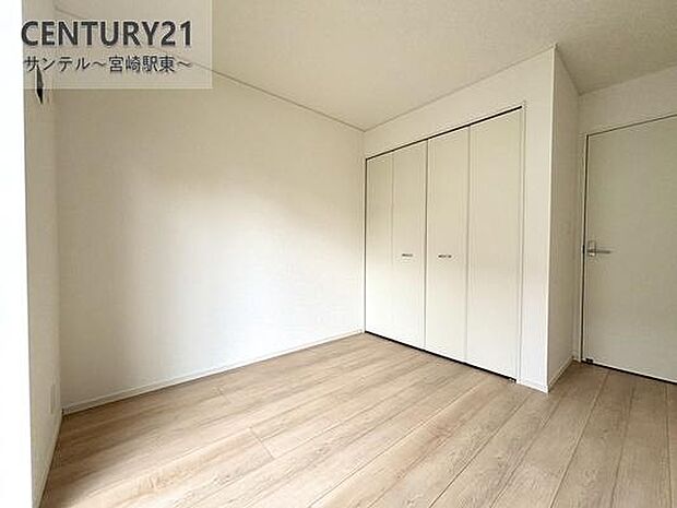 （同仕様写真）洋室※床色、建具の色が異なる場合がございます。便利な収納付き。限られた空間を有効活用でき、お部屋を広くすっきり使えます。