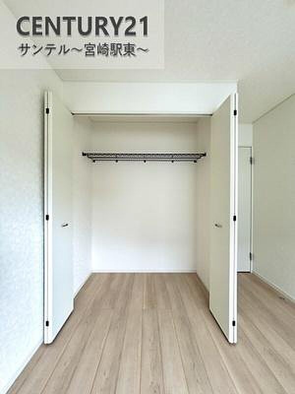 （同仕様写真）容量に余裕のあるクローゼットです！ご夫婦のお洋服などを入れても十分な収納量♪※内装の色合いや設備仕様が実際と異なる場合がございます。