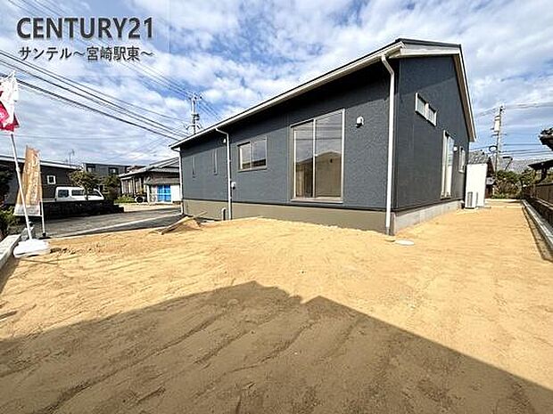 お休みの日はお庭でガーデニングなど、自由に使える素敵なスペースです♪