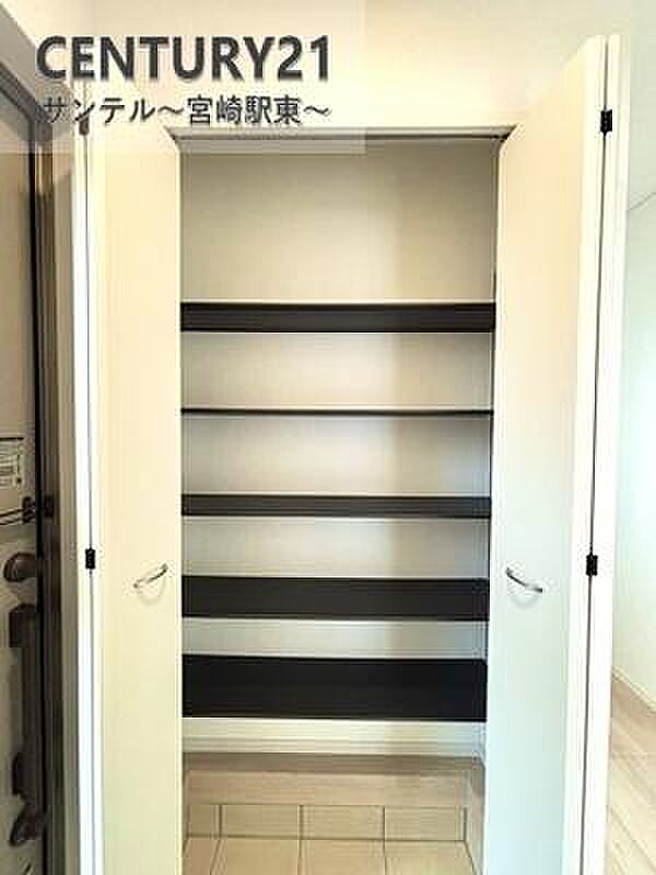 大容量のシューズボックス付きで、玄関まわりがいつもきれいに。ご家族の靴もしっかり収納できます。