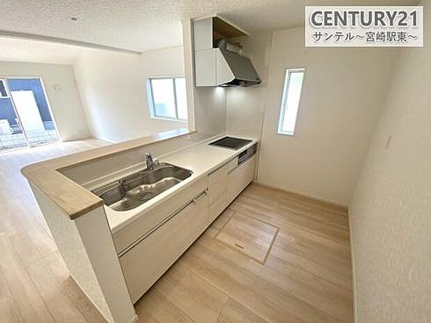 IH3口コンロで同時調理も快適！カウンターキッチンで会話を楽しみながら料理ができる理想の空間。