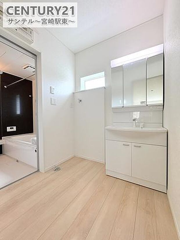 独立洗面台付きで朝の身支度も快適！忙しい時間帯もスムーズに使えます。