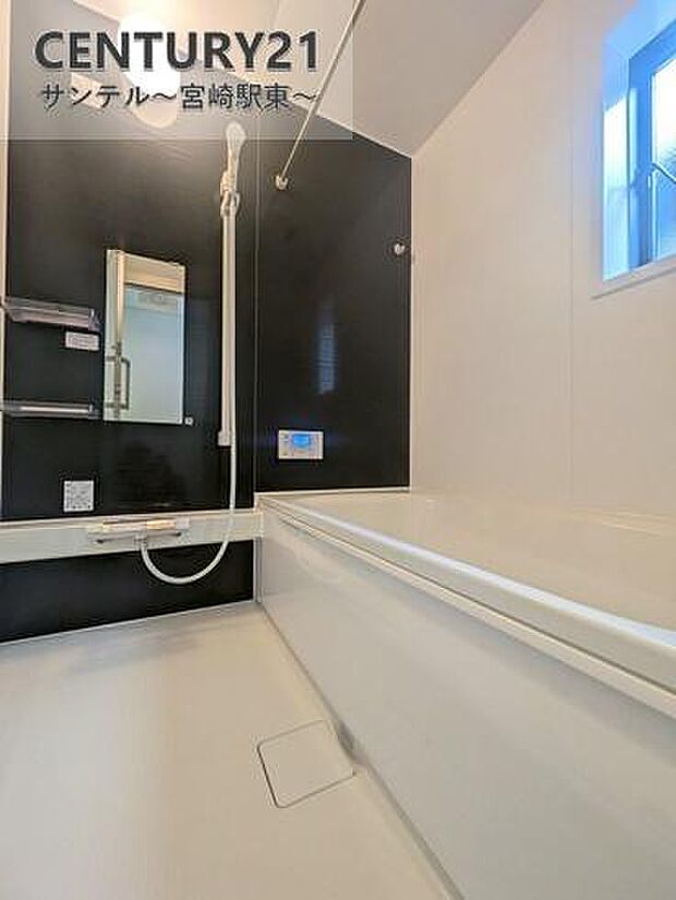 1日の疲れもゆっくり取ることのできる広々としたユニットバス♪浴室乾燥、涼風、暖房、換気システムが付いておりますので、快適なバスタイムを過ごせます♪