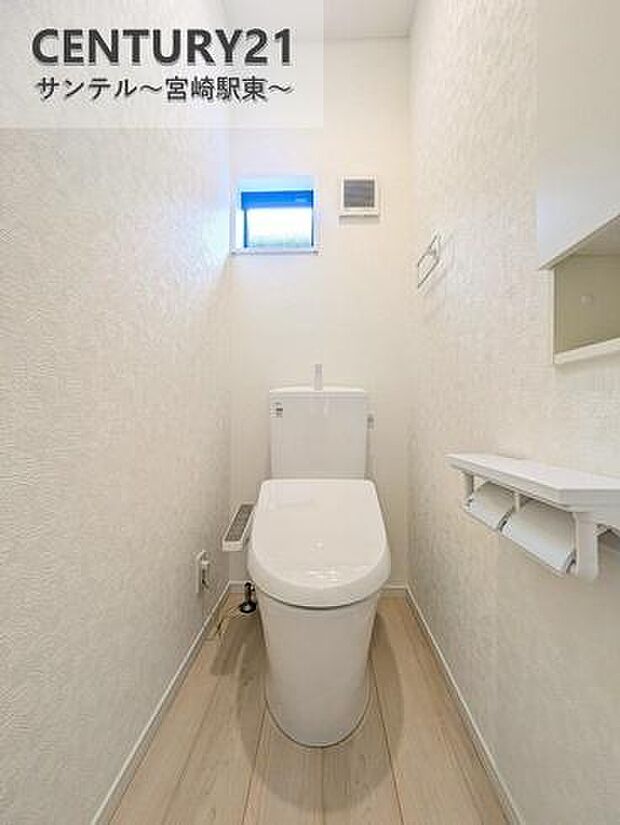 窓付きで明るく換気も◎。ウォシュレット完備で清潔・快適なトイレ空間です。