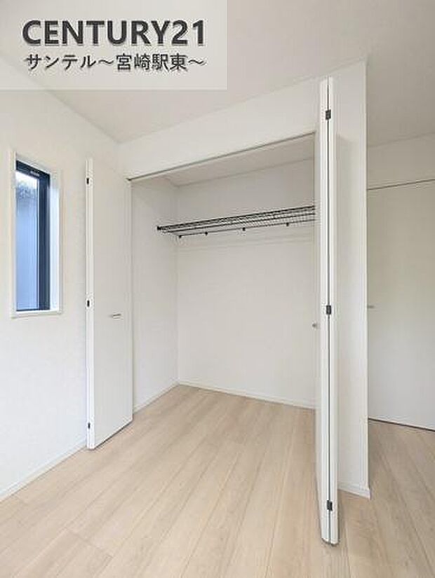 余裕のある洋室です！日当たり、風通し良好です(^^♪クローゼットも完備しております！