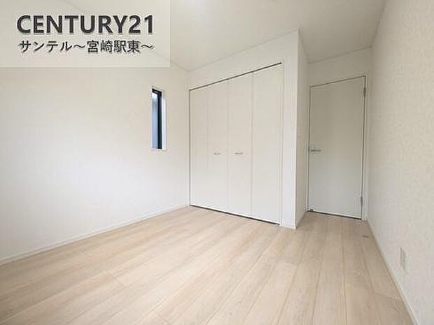 開放感のある広めの洋室は、寝室や書斎など、さまざまな用途に合わせて使えます。