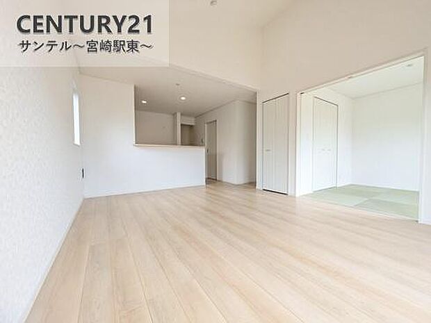 明るく、落ち着きのあるリビング♪ダイニングスペースも含めてゆとりのあるスペースで、ご家族でお食事や団らんしたり、ゆったりとしたご家族の時間を過ごせます♪