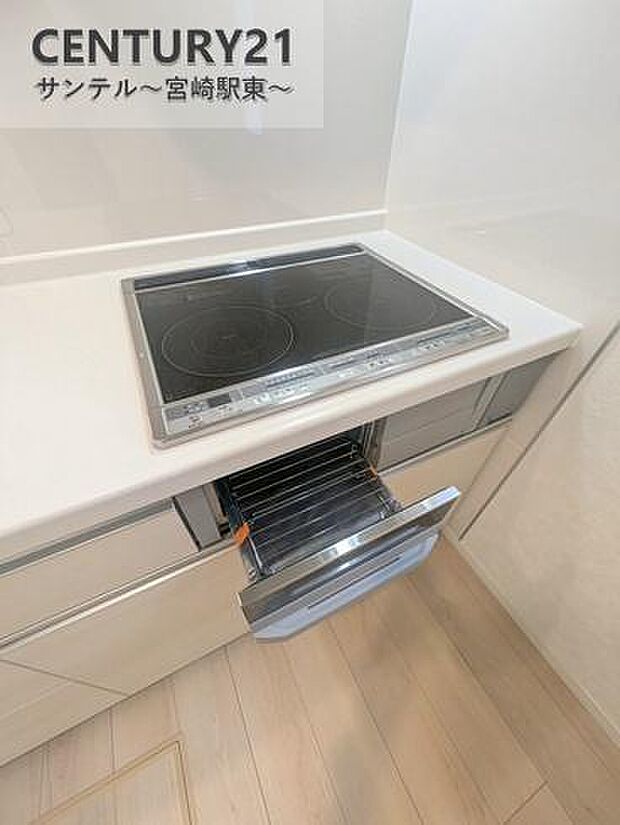 IHクッキングヒーター3口コンロ、グリル付です。