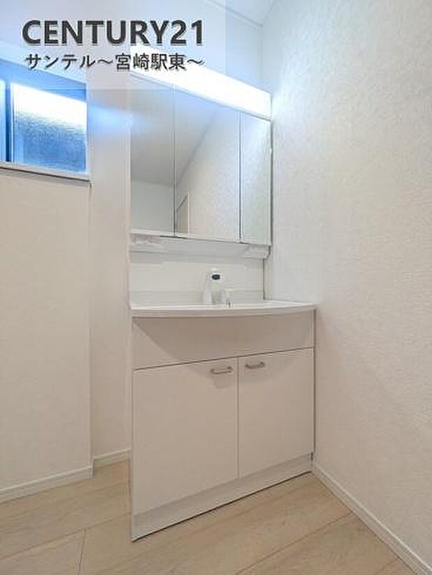 洗面化粧台は収納付きの三面鏡になってます♪洗面所の外に配置されておりますので洗面所のスペースが広く確保されております。