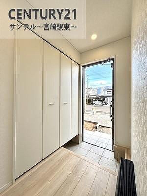 ご新居への出入り口になる明るい玄関には、たくさんの靴を収納できるシューズボックスが付いております♪いつも清潔感のあるすっきりとした玄関スペースを確保できますよ♪