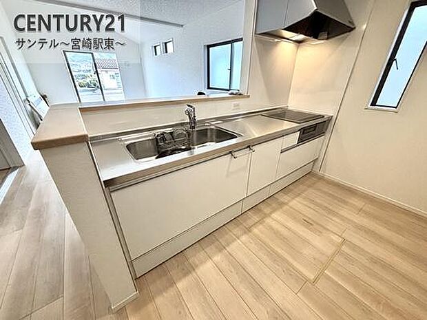 カウンターキッチンはリビング・ダイニングを見渡せ、家族と会話を楽しみながら料理ができる開放的で便利な空間です。