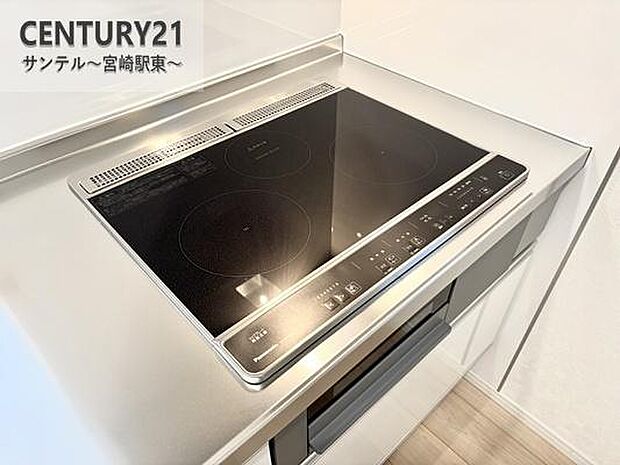 IHクッキングヒーター3口コンロ、グリル付です。