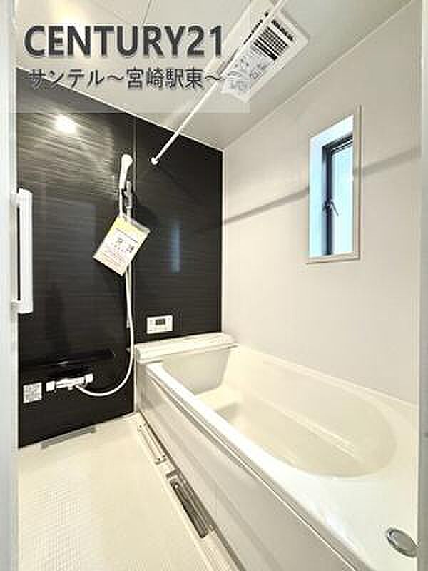 1日の疲れもゆっくり取ることのできる広々としたユニットバス♪浴室乾燥、涼風、暖房、換気システムが付いておりますので、快適なバスタイムを過ごせます♪