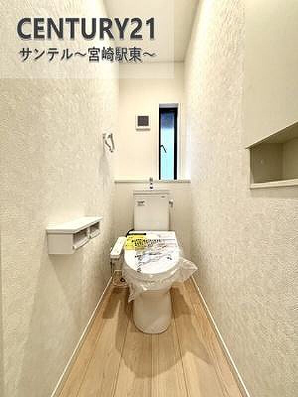 窓付きで明るく換気も◎。ウォシュレット完備で清潔・快適なトイレ空間です。