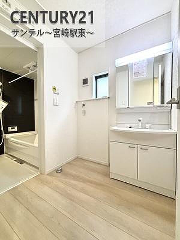 洗面化粧台は収納付きの三面鏡になってます♪洗面所の外に配置されておりますので洗面所のスペースが広く確保されております。