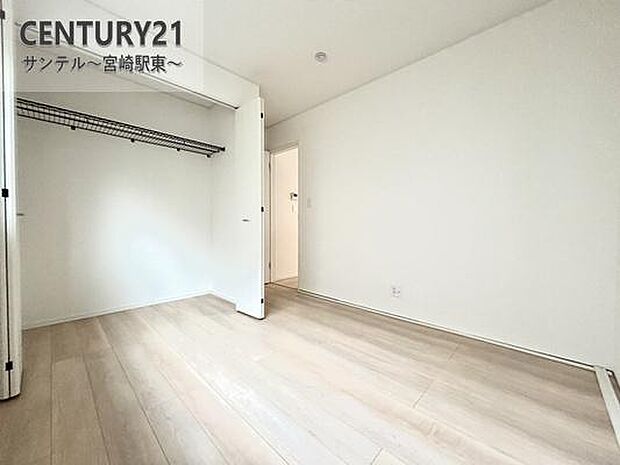 開放感のある広めの洋室は、寝室や書斎など、さまざまな用途に合わせて使えます。