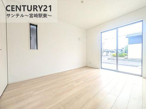 余裕のある洋室です！日当たり、風通し良好です(^^♪クローゼットも完備しております！