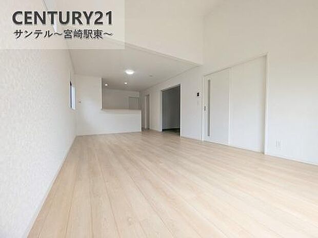 明るく、落ち着きのあるリビング♪ダイニングスペースも含めてゆとりのあるスペースで、ご家族でお食事や団らんしたり、ゆったりとしたご家族の時間を過ごせます♪