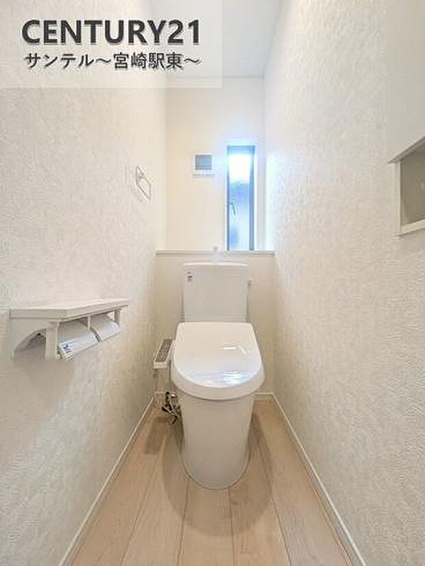 窓付きで明るく換気も◎。ウォシュレット完備で清潔・快適なトイレ空間です。