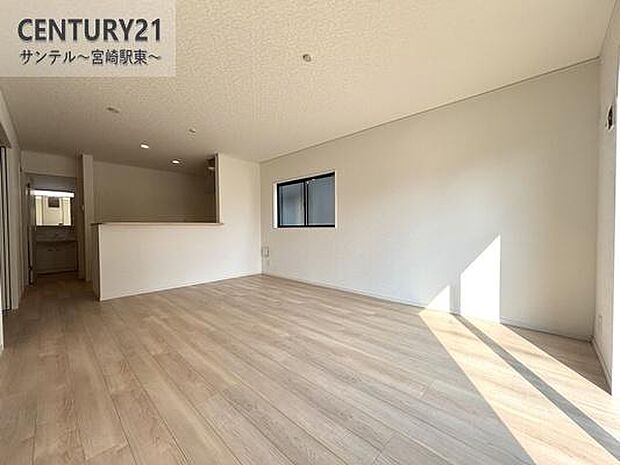 明るく、落ち着きのあるリビング♪ダイニングスペースも含めてゆとりのあるスペースで、ご家族でお食事や団らんしたり、ゆったりとしたご家族の時間を過ごせます♪