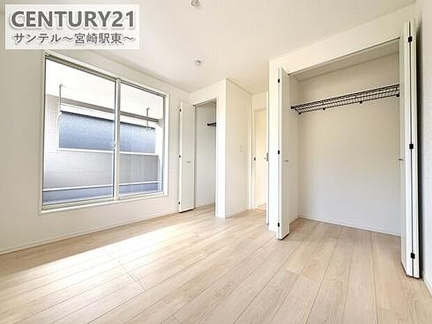 5.7帖の洋室は、広々とした空間で快適に過ごせます。デスクやベッドを置いても十分なスペースがございます。ライフスタイルに合わせて柔軟に使えます。