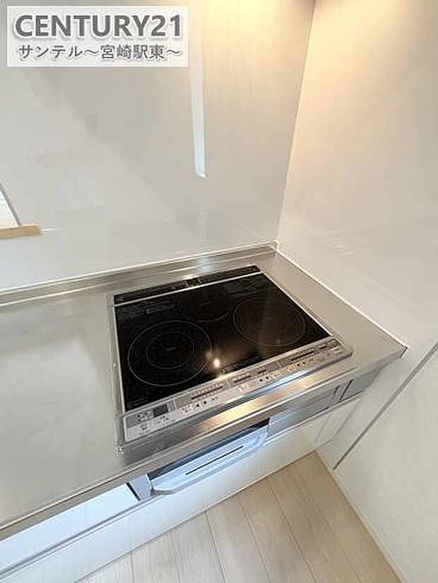 IHクッキングヒーター3口コンロ、グリル付です。