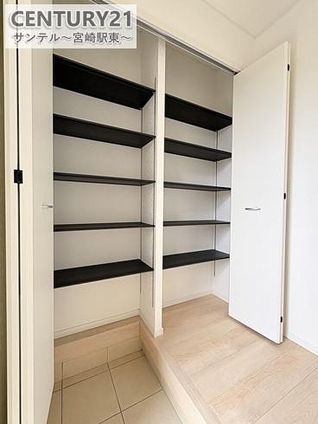 大容量のシューズボックス付きで、玄関まわりがいつもきれいに。ご家族の靴もしっかり収納できます。