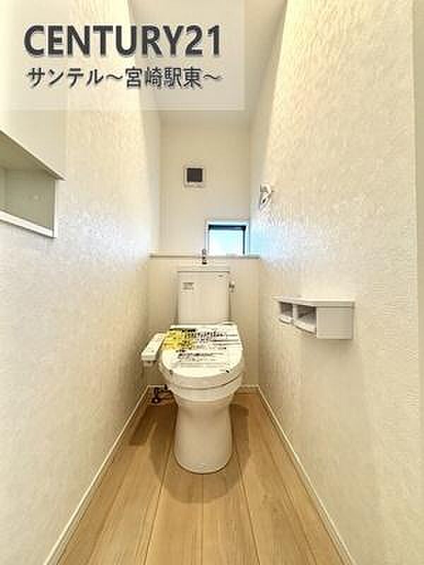 トイレに便利な収納棚付き。トイレットペーパーや掃除道具もすっきり収まり、見た目も清潔!