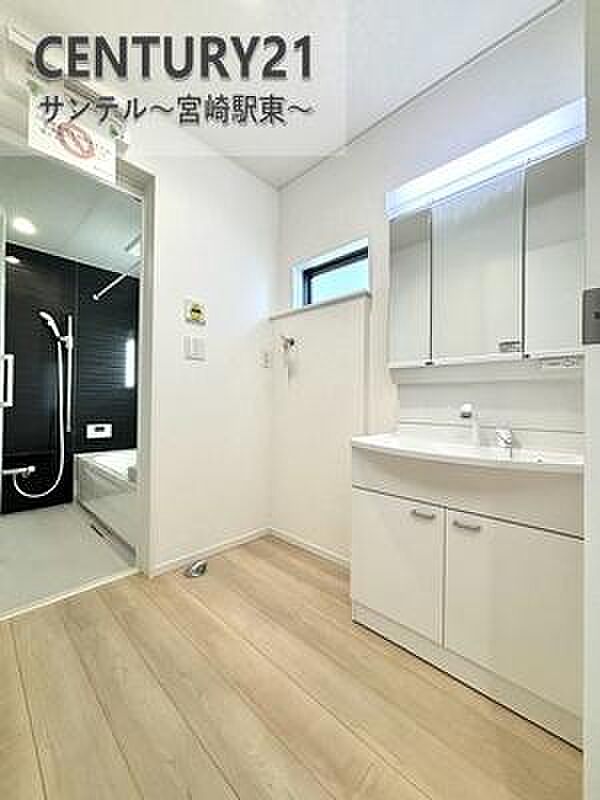 独立洗面台付きで朝の身支度も快適!忙しい時間帯もスムーズに使えます。