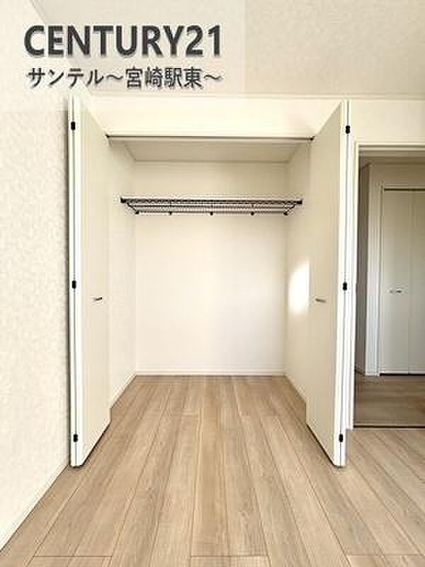 洋室のクローゼット収納です!お洋服が多くても安心の収納力です!