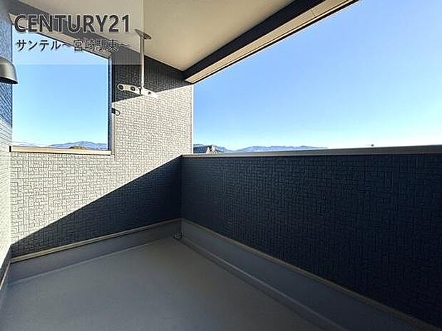 インナーバルコニーなので、急な雨でも洗濯物が濡れずに便利です。