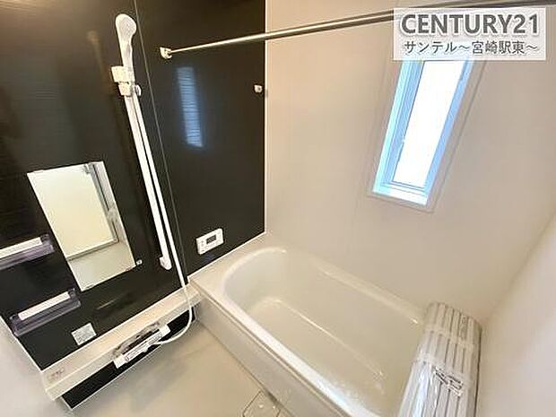 広々1坪風呂でリラックス。浴室乾燥機完備で雨の日の洗濯も安心。暮らしに嬉しい設備充実!