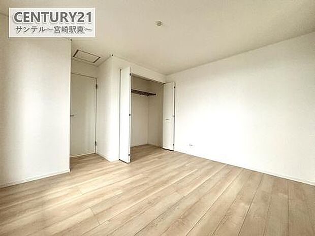 8.5帖の主寝室です♪バルコニーに面しており、布団などをすぐに干せて便利。クローゼットとは別にウォークインもございます。