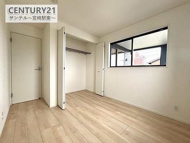 (同仕様写真)洋室※床色、建具の色が異なる場合がございます。便利な収納付き。限られた空間を有効活用でき、お部屋を広くすっきり使えます。