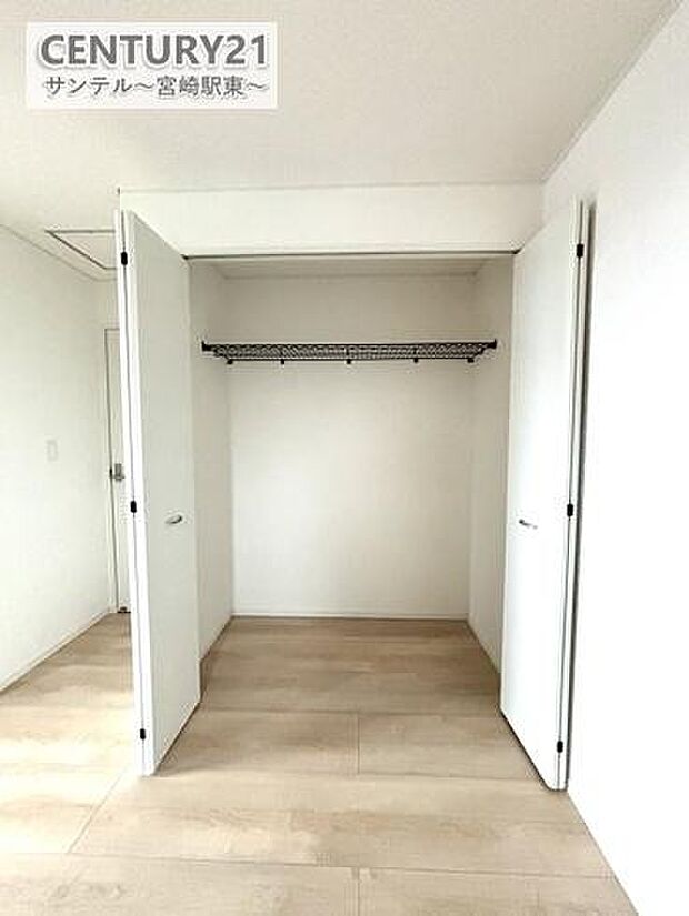 (同仕様写真)容量に余裕のあるクローゼットです!ご夫婦のお洋服などを入れても十分な収納量♪