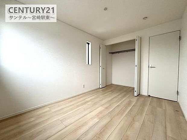 (同仕様写真)容量に余裕のあるクローゼットです!ご夫婦のお洋服などを入れても十分な収納量♪※内装の色合いや設備仕様が実際と異なる場合がございます。