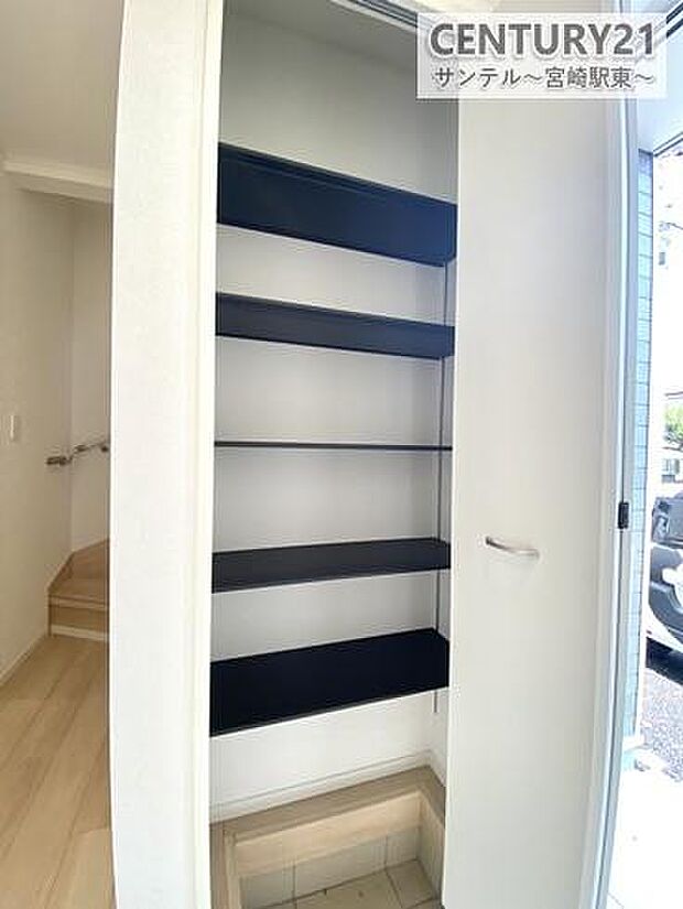 大容量のシューズボックス付きで、玄関まわりがいつもきれいに。ご家族の靴もしっかり収納できます。