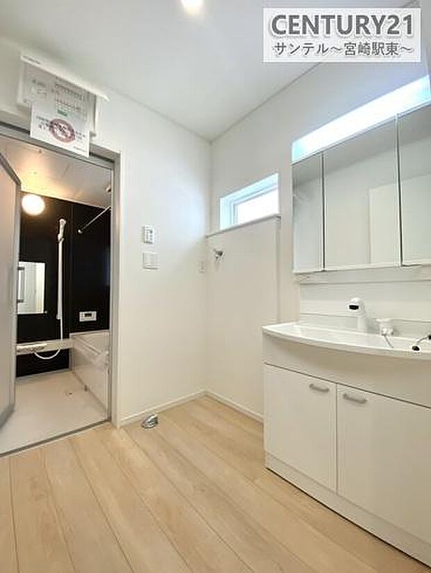 独立洗面台付きで朝の身支度も快適!忙しい時間帯もスムーズに使えます。